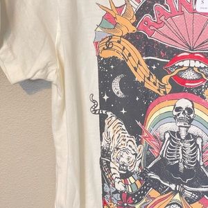 Free people daydreamer t-shirt! Never been worn and very comfy material.